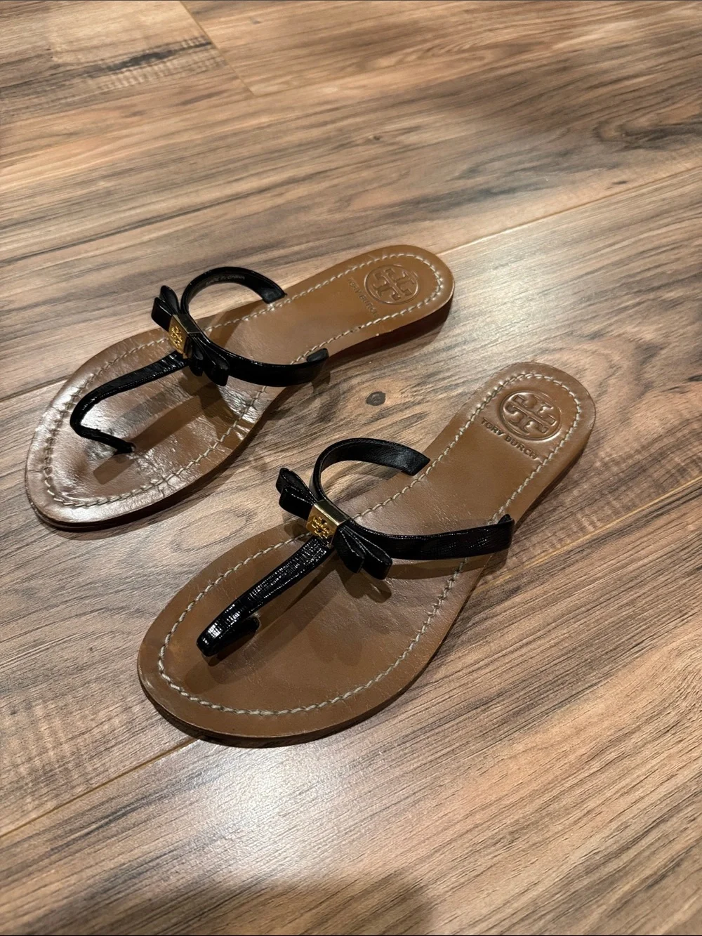Tory Burch Black Patent Leather Bow Thong Sandals Well Worn size 6.5